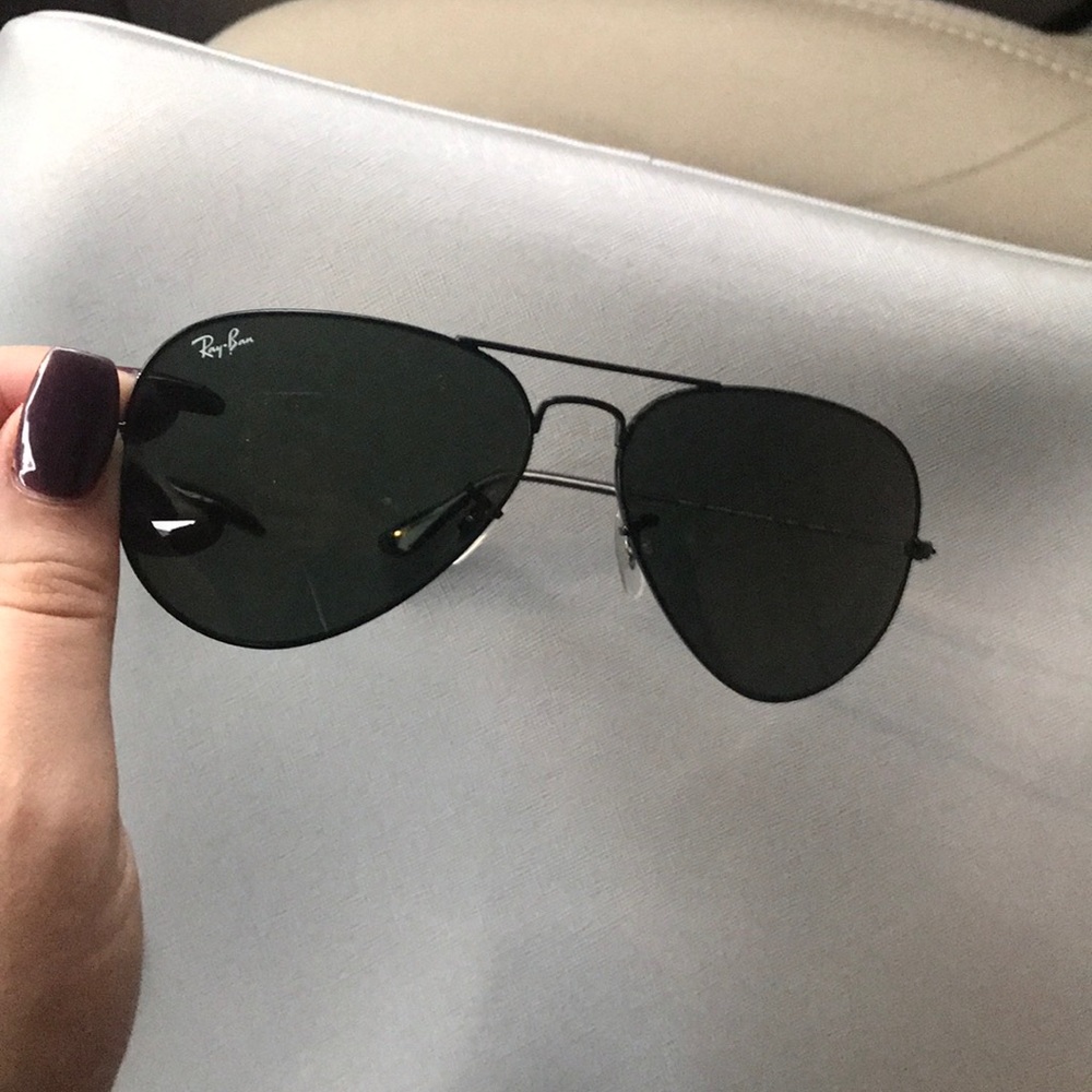 Black Ray-Ban aviators